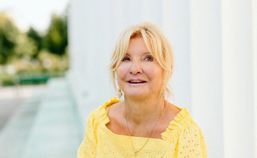 Ursula, erholt nach ihrem Halslifting im Kuzbari Zentrum